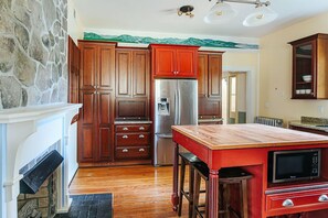 House, Private Bathroom (Clonmel Acres) | Shared kitchen - Clonmel Acres (Afton)