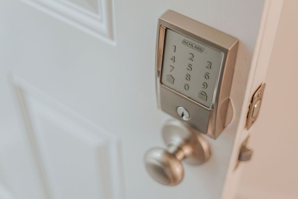 Una puerta con teclado numérico y cerradura para llave.