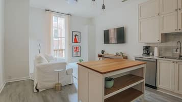 Apartment, Private Bathroom (Daydream & Draft) | Shared kitchen | Ice maker, paper towels, kitchen islands
