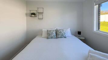 Iron/ironing board, bed sheets