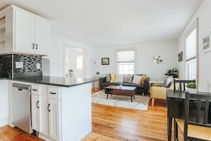 House, Private Bathroom (Green on New) | Restaurant - Green on New (Staunton)