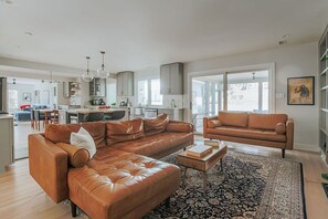 House, Private Bathroom (Hardwood Hall) | Lounge - Hardwood Hall (Charlottesville)
