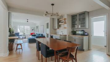Hus - privat badeværelse (Hardwood Hall) | Spiseområde