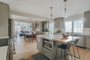 独立别墅, 私人浴室 (Hardwood Hall) | 共用厨房 | 调味品、厨房岛台