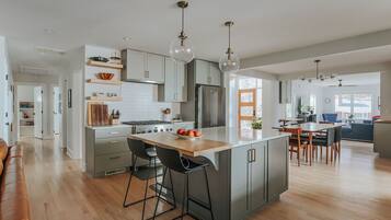 House, Private Bathroom (Hardwood Hall) | Shared kitchen | Spices, kitchen islands