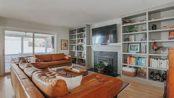 House, Private Bathroom (Hardwood Hall) | Lounge