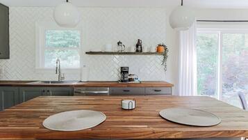House, Private Bathroom (Hillside Haven) | Shared kitchen