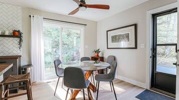 House, Private Bathroom (Hillside Haven) | Restaurant