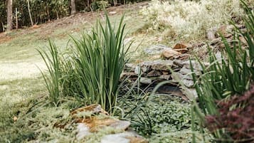 Huis, privébadkamer (Hillside Haven) | Tuin