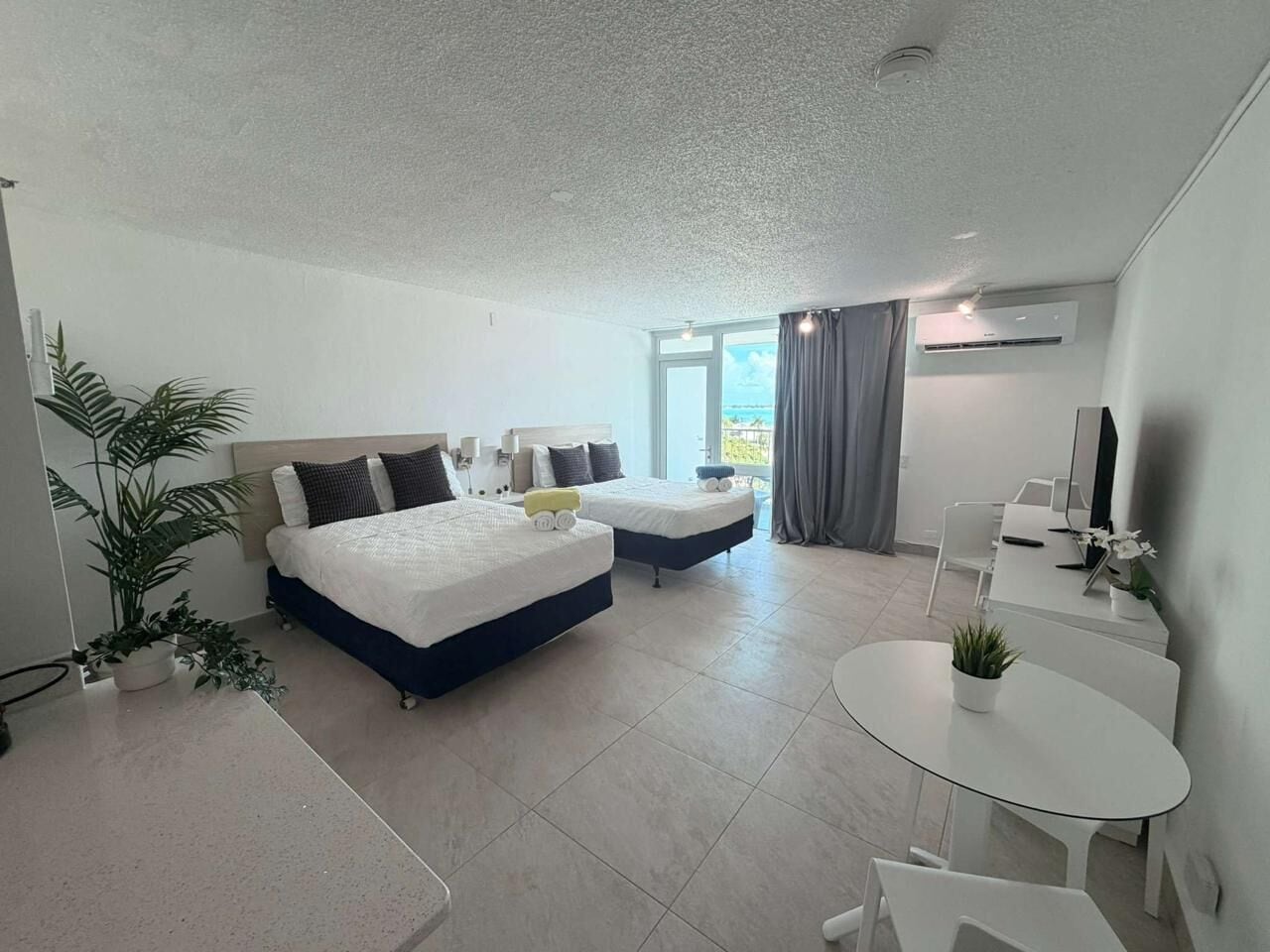 Monolocale Classic, balcone, vista oceano parziale | Ferro/asse da stiro, Wi-Fi gratuito, lenzuola