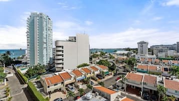 Estudio junior, balcón, vista parcial al océano | Vista desde la habitación