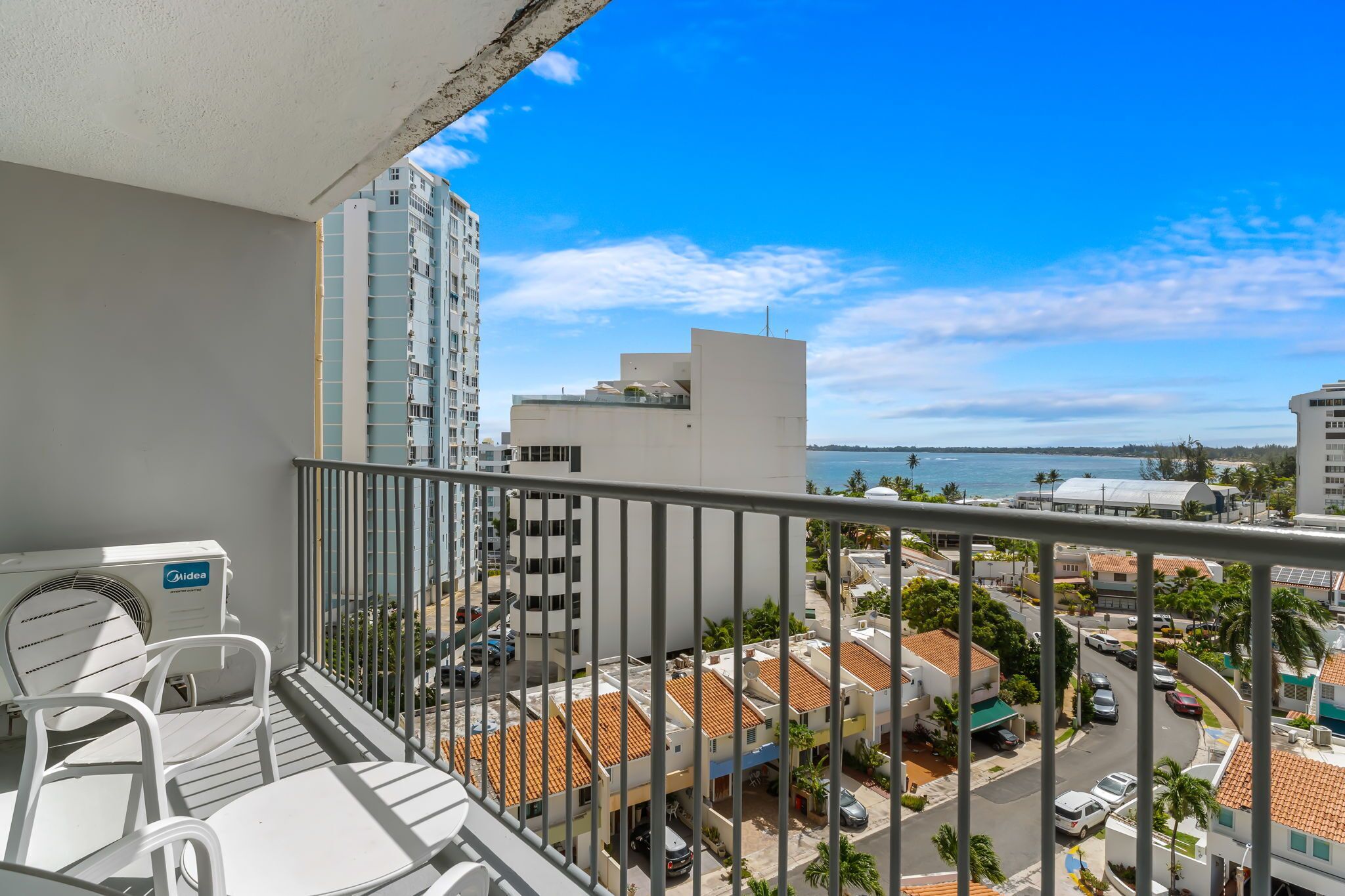 Estudio Confort, balcón, vista parcial al océano | Balcón