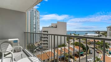 Estudio Confort, balcón, vista parcial al océano | Balcón