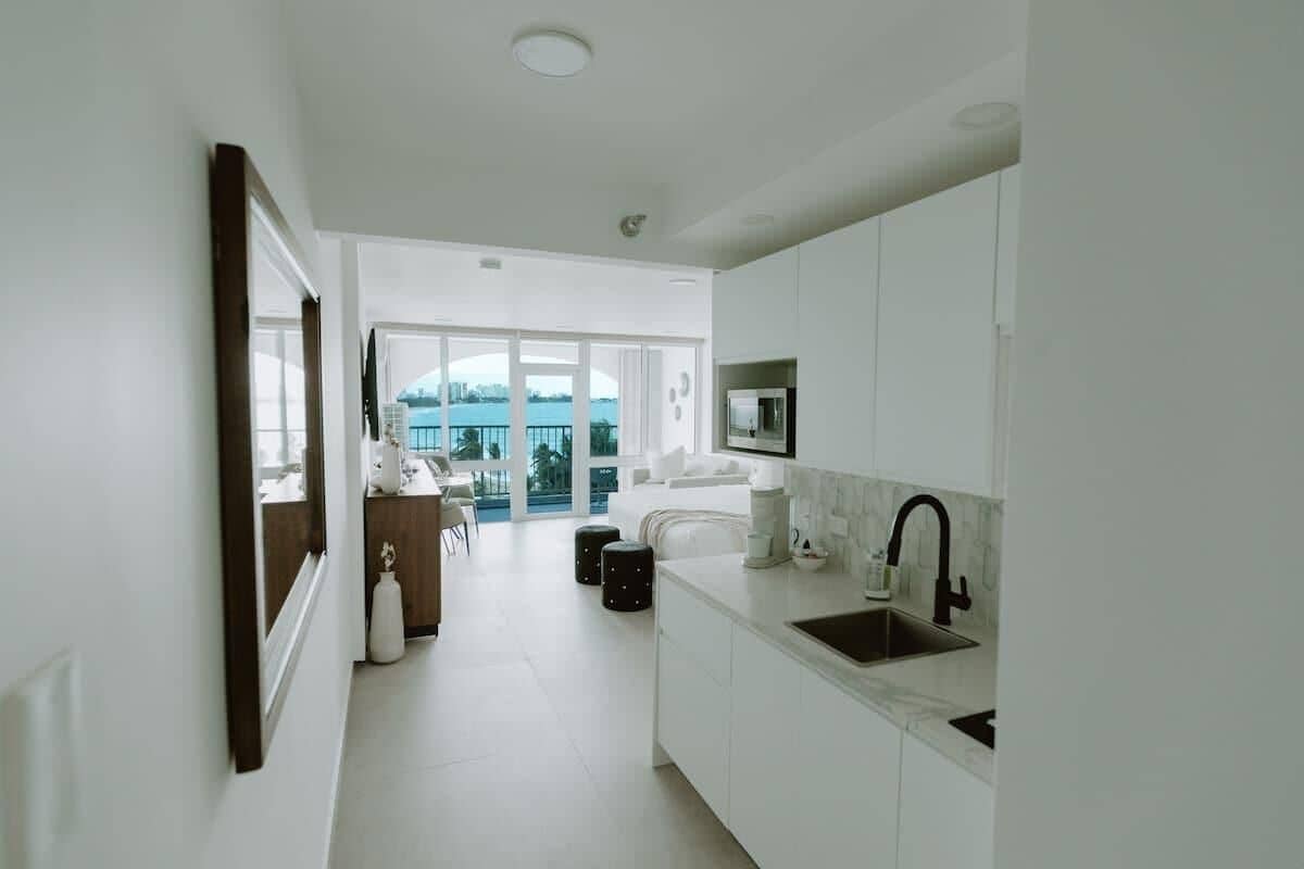 Studio Galerie, balcon, vue océan | Cuisine privée | Cafetière/bouilloire