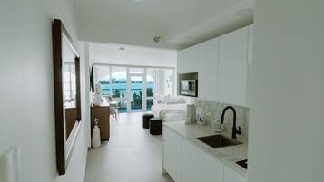 Estudio Gallery, balcón, vistas al mar | Cocina privada | Cafetera o tetera