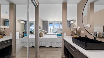 Elite Studio, Balcony, Partial Ocean View | Bathroom