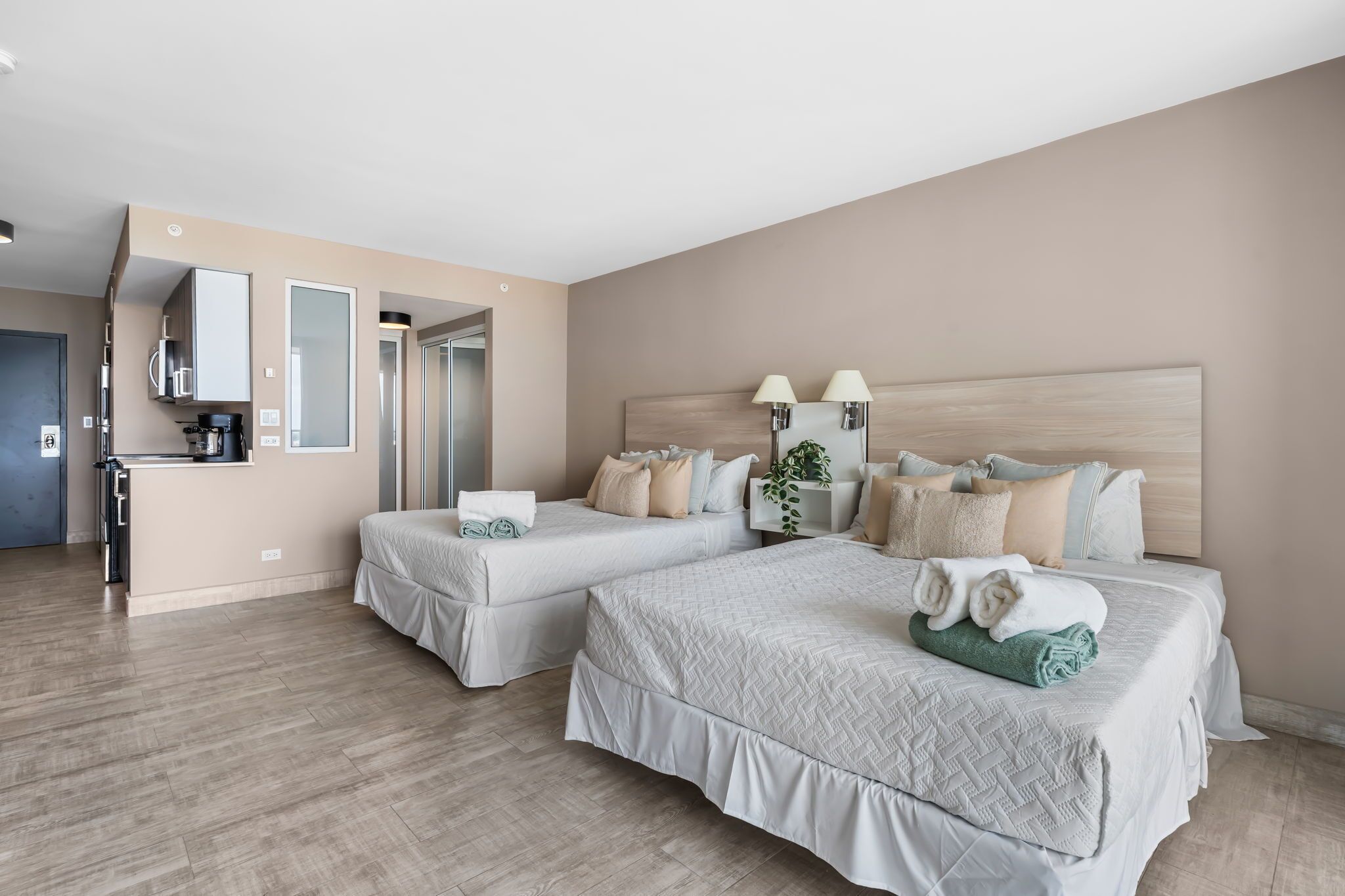 Estudio de lujo, balcón, vistas parciales al mar | Tabla de planchar con plancha, wifi gratis, ropa de cama