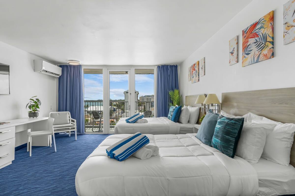 Estudio Confort, balcón, vista parcial al océano | Tabla de planchar con plancha, wifi gratis y ropa de cama