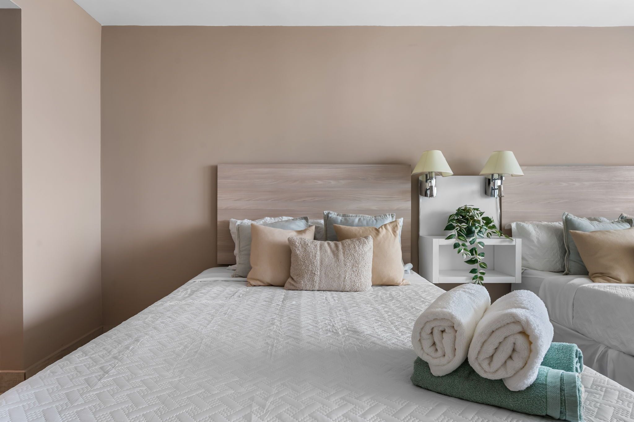 Monolocale Luxury, balcone, vista oceano parziale | Ferro/asse da stiro, Wi-Fi gratuito, lenzuola