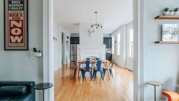 House, Private Bathroom (Hilltop Hideaway) | Dining