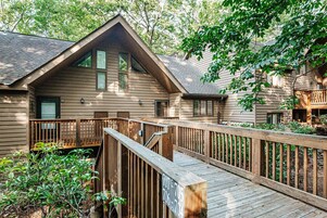Apartment, Private Bathroom (Laurelwood Hollow) | Exterior