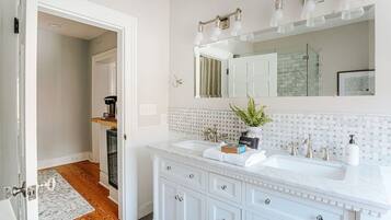 Apartment, Private Bathroom (Magnolia Suite) | Bathroom
