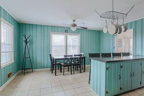 Maison, salle de bain privée (Millhouse) | Cuisine partagée | Machine à glaçons, îlot de cuisine