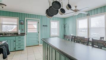 House, Private Bathroom (Millhouse) | Shared kitchen | Ice maker, kitchen islands