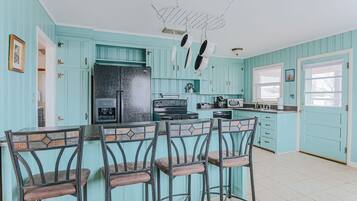House, Private Bathroom (Millhouse) | Shared kitchen | Ice maker, kitchen islands