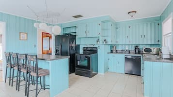 House, Private Bathroom (Millhouse) | Shared kitchen | Ice maker, kitchen islands