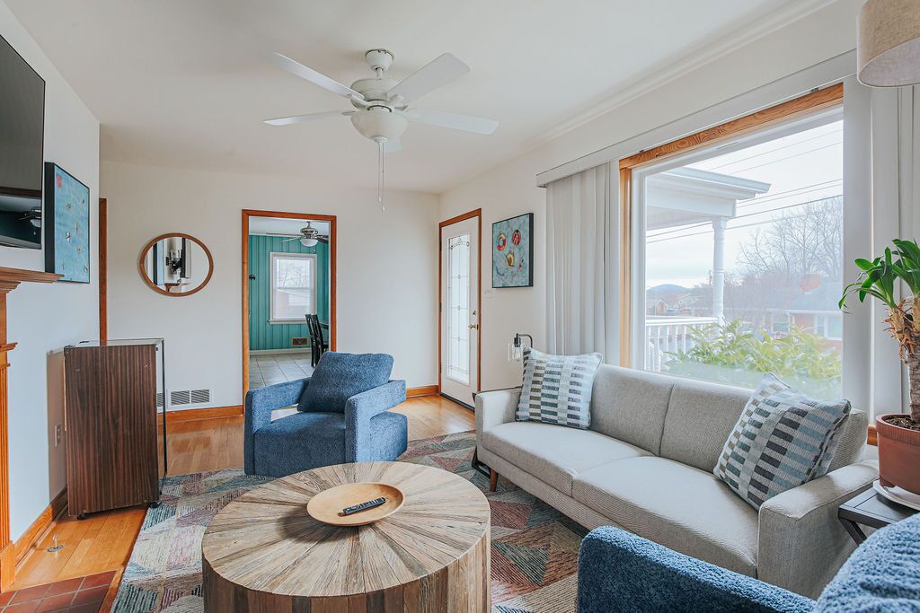 House, Private Bathroom (Millhouse) | Lounge