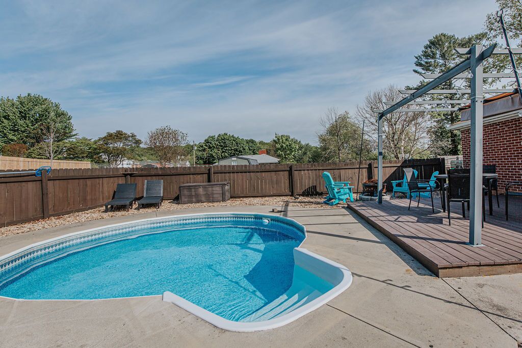 House, Private Bathroom (Millhouse) | Outdoor pool