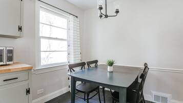 Rumah, kamar mandi pribadi (Lewis Mountain Retreat) | Dapur bersama