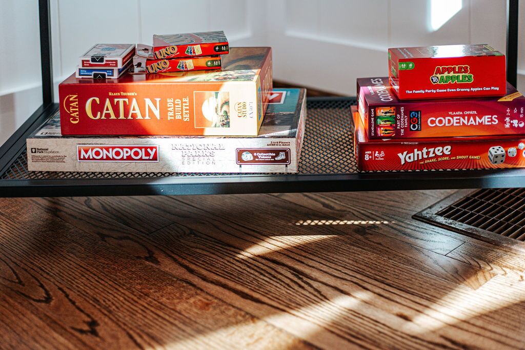 Une pile de jeux de société sur une étagère.