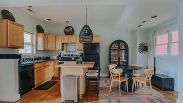 House, Private Bathroom (Oasis on 5th) | Shared kitchen