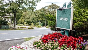Letrero que dice "Vistas" con un cantero en primer plano.