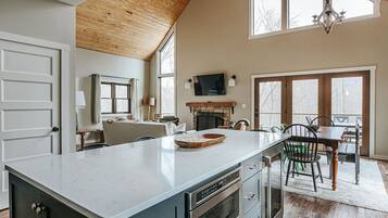 House, Private Bathroom (Pilotview Hollow) | Shared kitchen