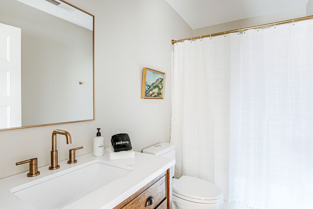 House, Private Bathroom (Pilotview Hollow) | Bathroom