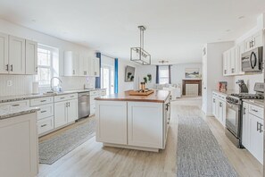 Hus - privat badeværelse (Pine and Vine) | Fælleskøkken | Højstol, Servietter, køkkenø