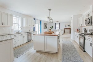 House, Private Bathroom (Pine and Vine) | Shared kitchen | Highchair, paper towels, kitchen islands