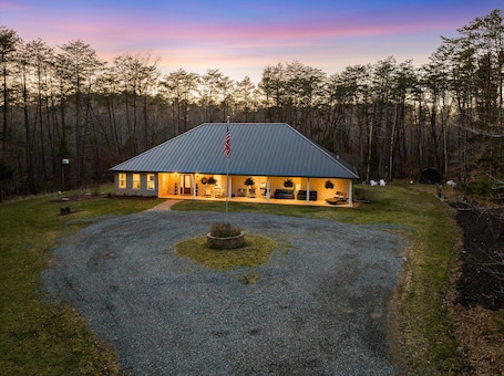 Exterior. Pine and Vine