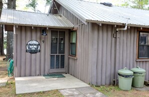 Exterior detail - Charming 3-bedroom lakefront cabin with AC in Hayward Wisconsin! (Hayward)