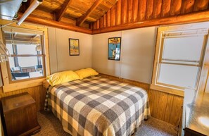 WiFi, bed sheets - Charming 3-bedroom lakefront cabin with AC in Hayward Wisconsin! (Hayward)