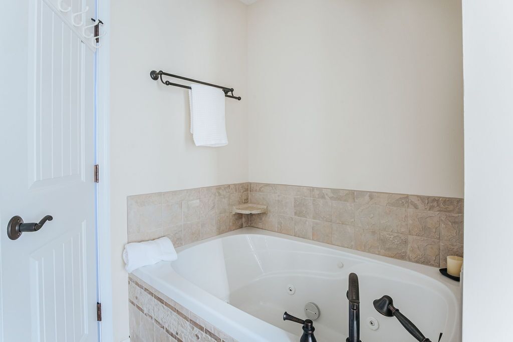 House, Private Bathroom (Red White Wintergreen) | Bathroom