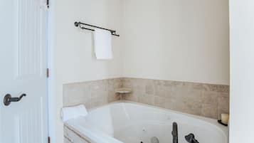 House, Private Bathroom (Red White Wintergreen) | Bathroom