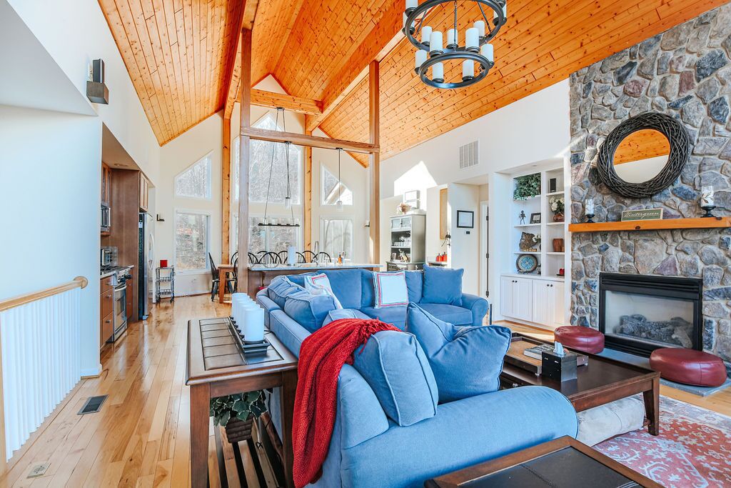 House, Private Bathroom (Red White Wintergreen) | Lounge