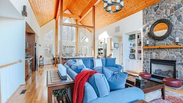 House, Private Bathroom (Red White Wintergreen) | Lounge