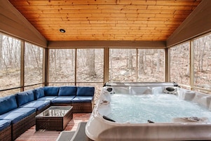 House, Private Bathroom (Red White Wintergreen) | Outdoor spa tub