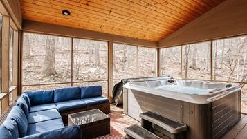 House, Private Bathroom (Red White Wintergreen) | Outdoor spa tub