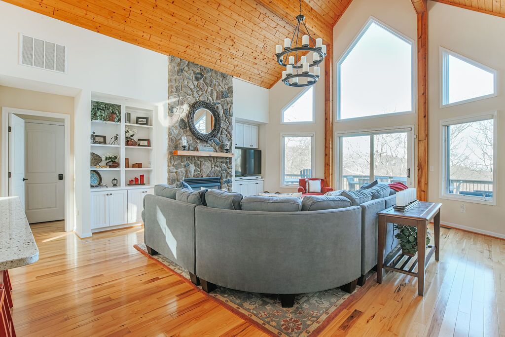 House, Private Bathroom (Red White Wintergreen) | Lounge